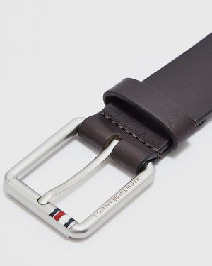 Cintura Tommy Hilfiger in pelle marrone scuro e logo sulla fibia